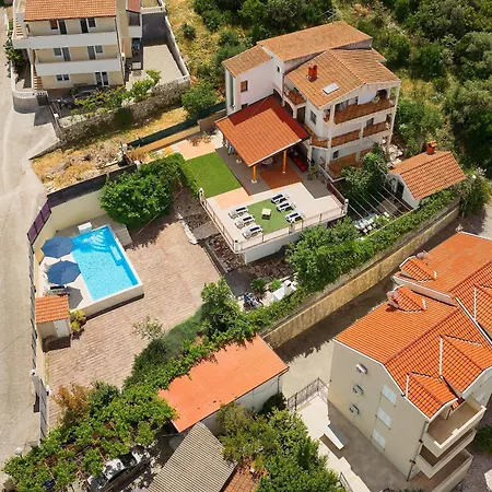 Alisa Villa *