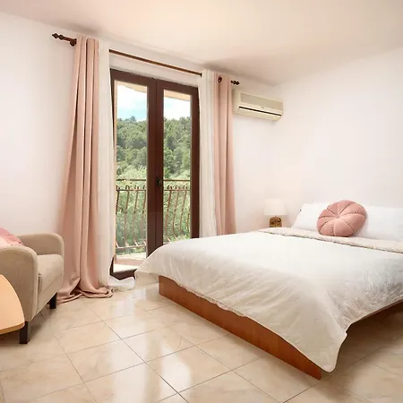 Alisa Villa *