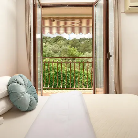 Alisa Villa *
