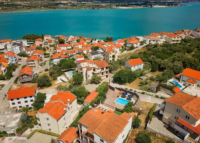 Alisa * 特罗吉尔